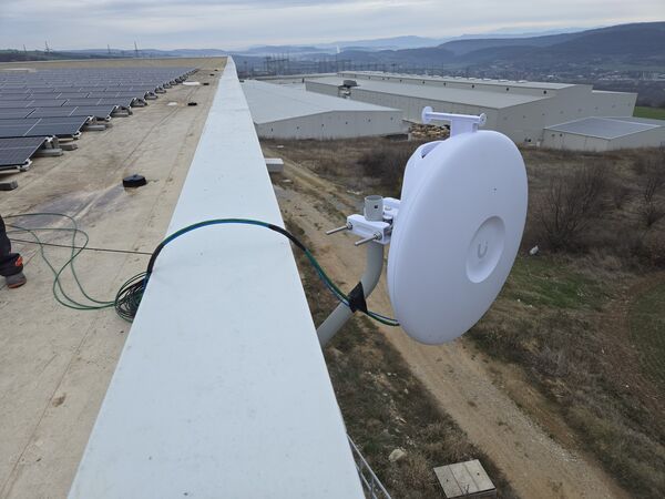 Безжичен радиолинк върху индустриален покрив